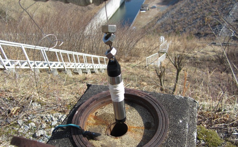 ロガー一体型の投げ込み式水位計の観測井戸への設置イメージ