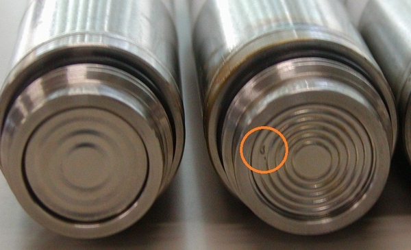 圧力式水位センサのSUS製受重板が雷放電のスパークで溶けて穴が空いた例