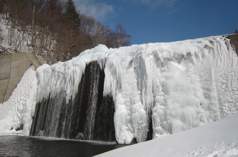 流れる落ちる水が凍結した砂防堰堤（福島県、2月）-水位計の凍結対策の必要性