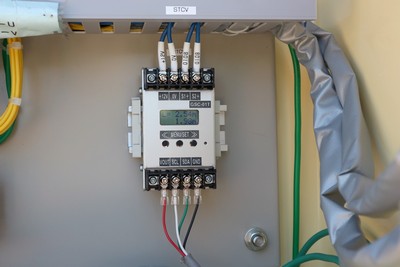 スマート水位計のコンバータ(変換器)の端子台型の井戸水位用変換器の井戸ポンプ盤組込み状況写真