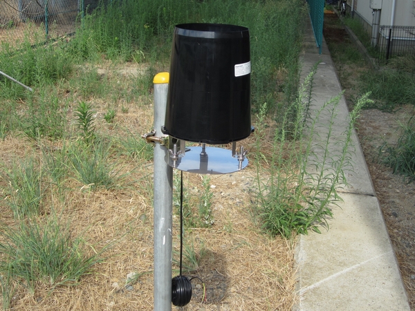 簡易雨量計用の単管架台による取付状態