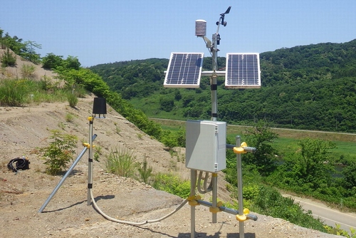 太陽電池駆動の気象Web観測盤の外観