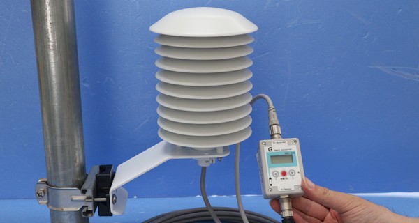 気象観測用の通風シェルターに装着する、GHT-01A型の温度センサと湿度センサの例