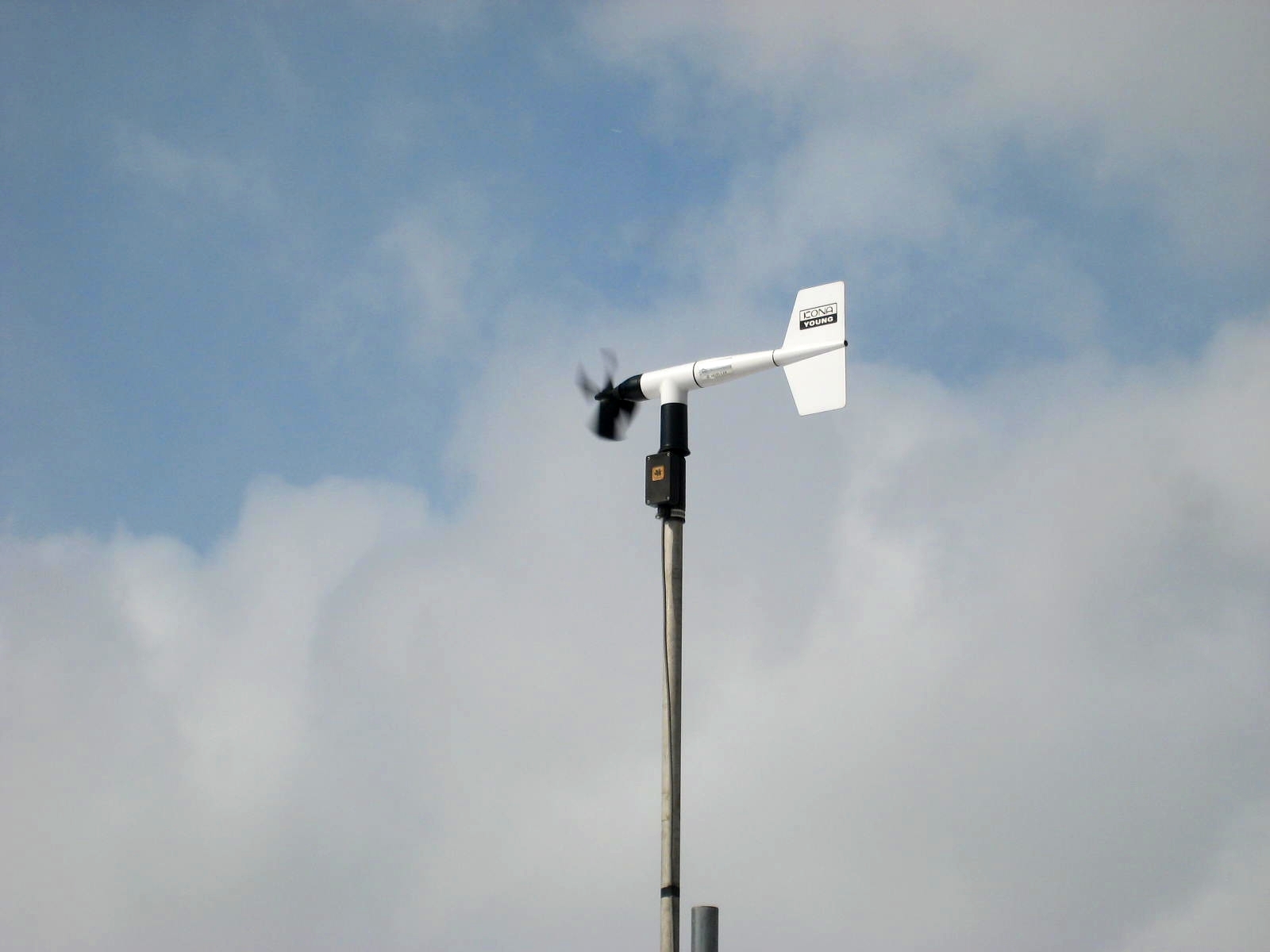 気象観測機器の設置作業(風向・風速、気温・湿度）