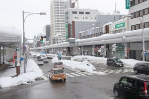 長岡駅前通りの2021年01月11日、積雪141cm時点の交通状況。消雪パイプの力で路面に雪は無い。
