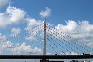 高速道路の鋼構造の斜張橋