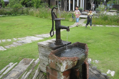 昔ながらの手押しポンプの水井戸