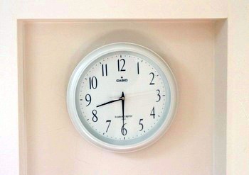 ジオテクの業務開始時間は8時30分です。8時半を示す掛け時計の画像